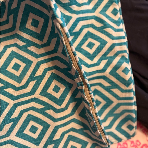 2 pillow case covers! Zip up!Geometric Patterned Fabric🩷 - Picture 2 of 4